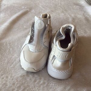 Gently Loved Nike White 2016 Huarache Sneaker **No laces or Inserts **